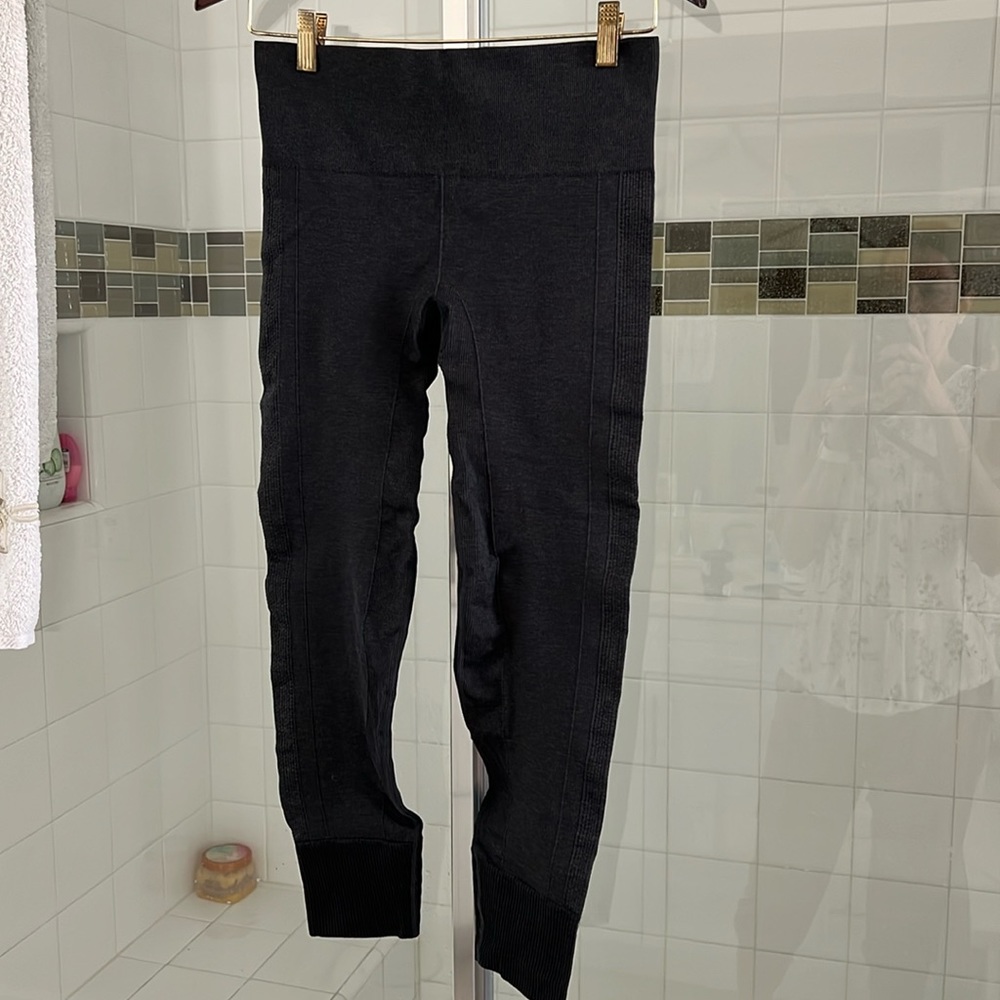 Women’s Lululemon cropped ribbed design, ribbed cuff.
